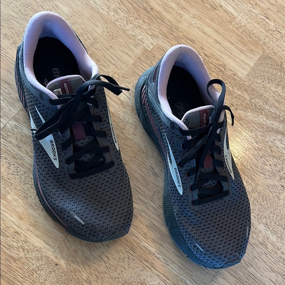 Brooks Women's Sneakers - Gray and Pink